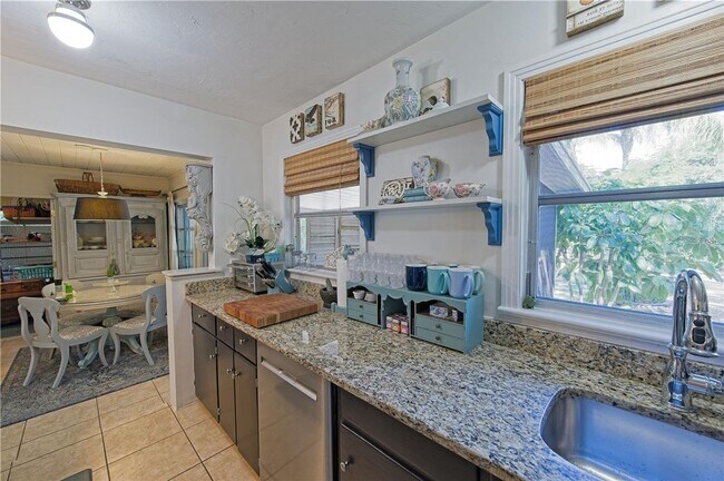 Building Photo - Annual unfurnished 2 bed /1 bath house ava...