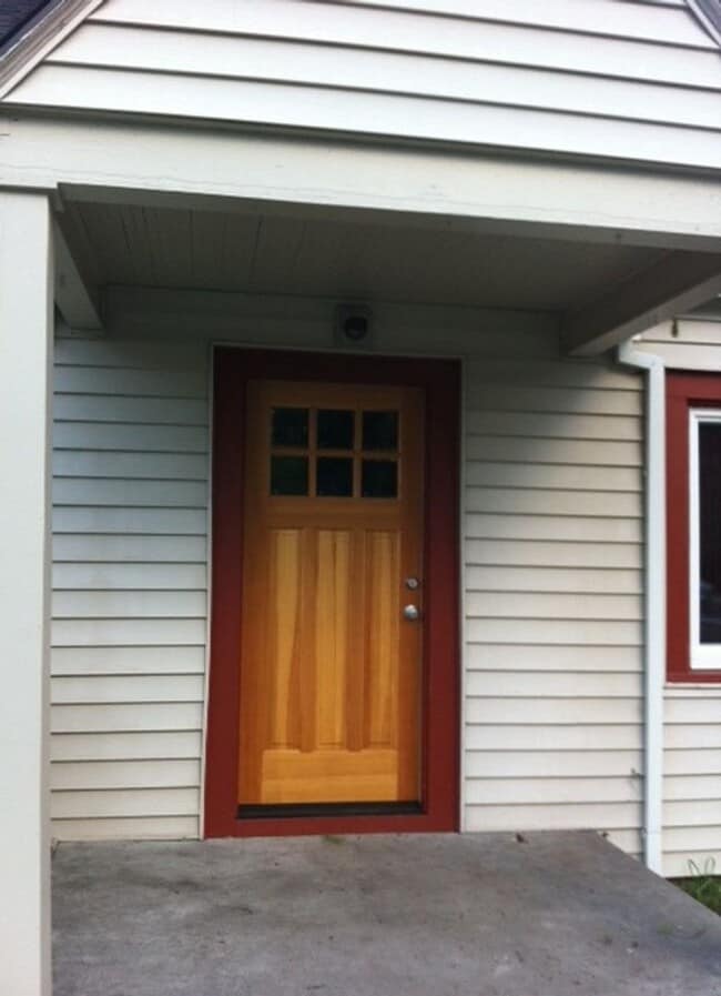 Building Photo - Cute Newley Remodeled 3 BD in Aloha!!