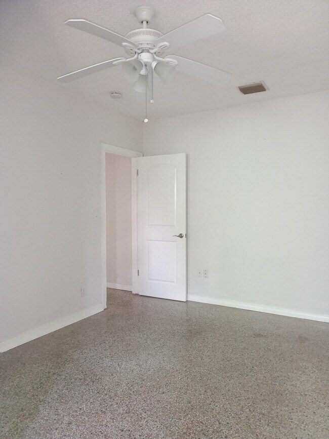 Building Photo - 322 Vanderbilt Dr