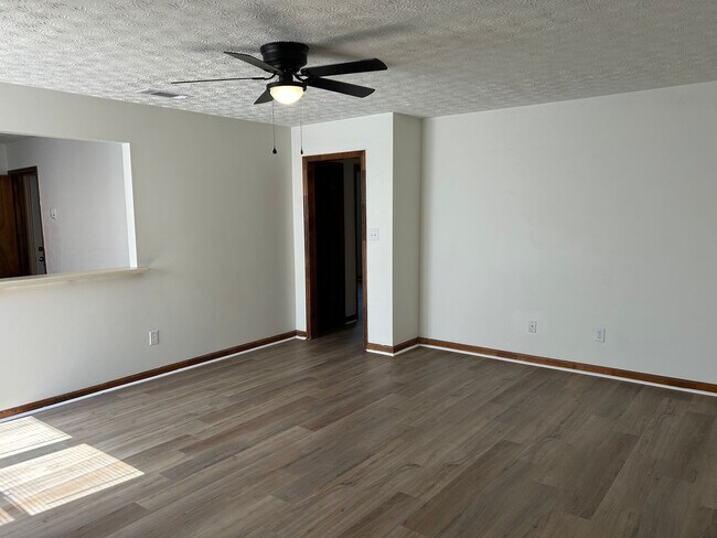 Building Photo - 120/122 Deer Creek Dr