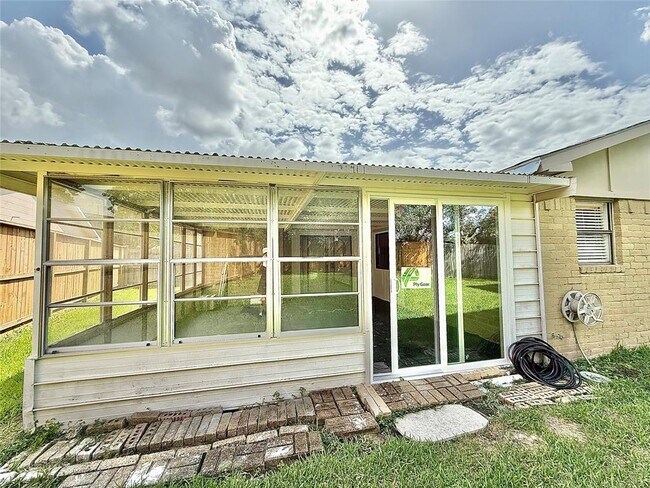 Building Photo - 7111 El Sereno Dr