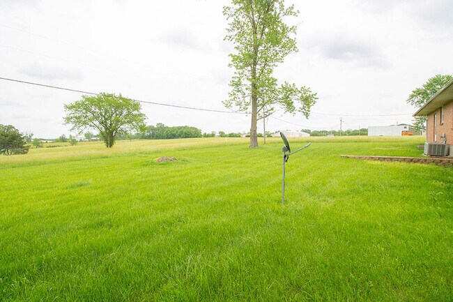 Building Photo - 1213 E Smiley Ln