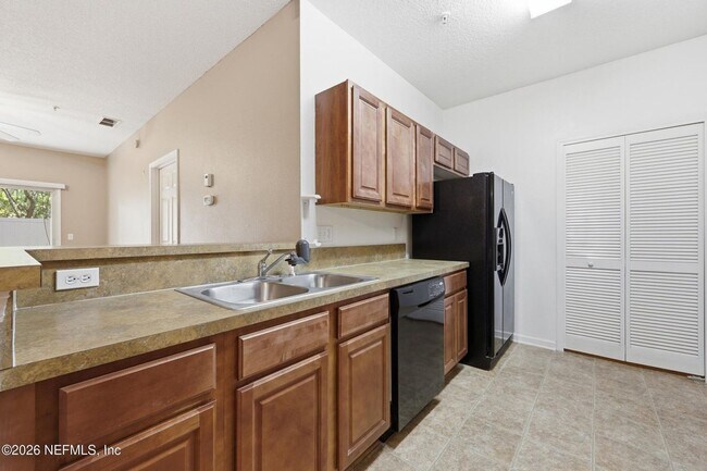 Building Photo - Ground Floor 2 bedroom 2 bathroom Condo in Gated Community with Amenities