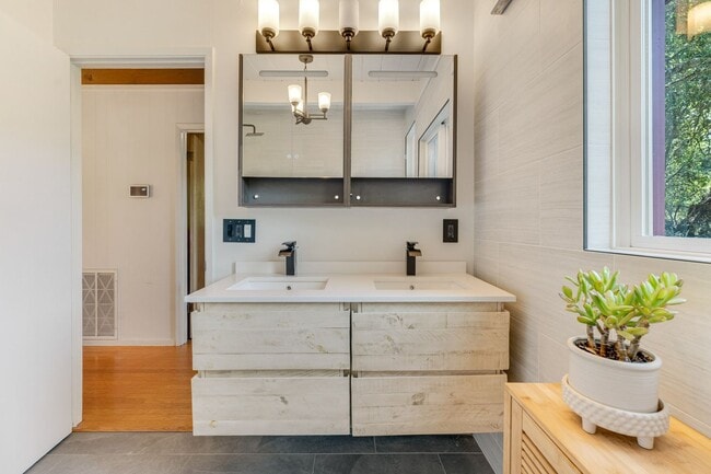 Building Photo - Boulder Creek Sanctuary! 50% off 1st months rent!