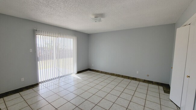 Building Photo - Adorable 2 bdrm, 2 bath apartment in West ...