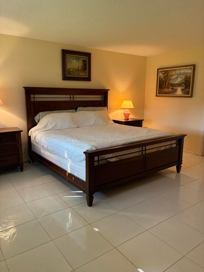 Building Photo - 4540 NW 3rd Ct