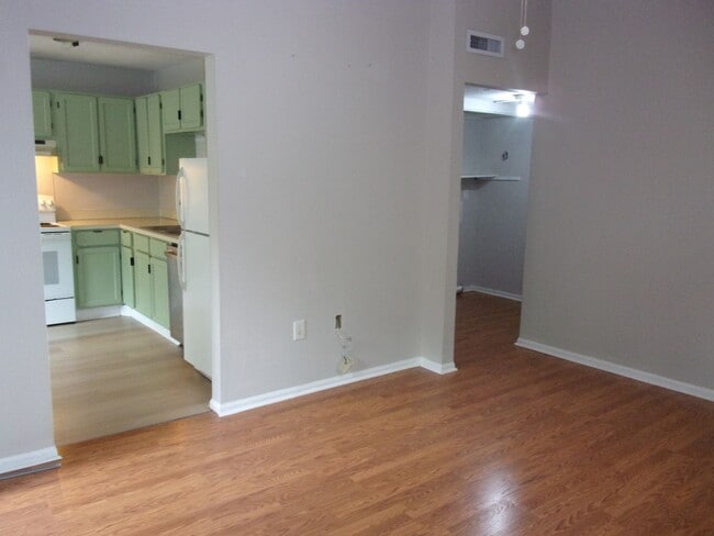 Building Photo - 2 Bedroom 1 Bath Condo with Private Deck in Hunters Chase