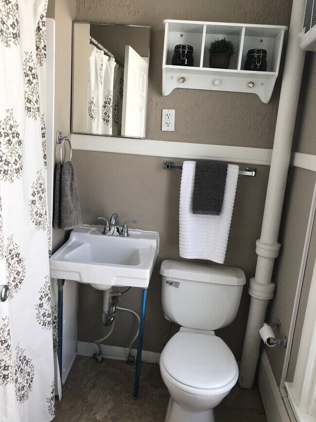 Unit 4 bath - 1607 Hewitt Ave