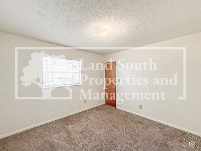 Building Photo - 324 Ariana St