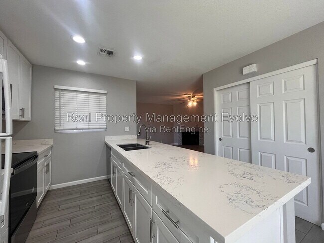 Building Photo - 408 W Blackhawk Dr