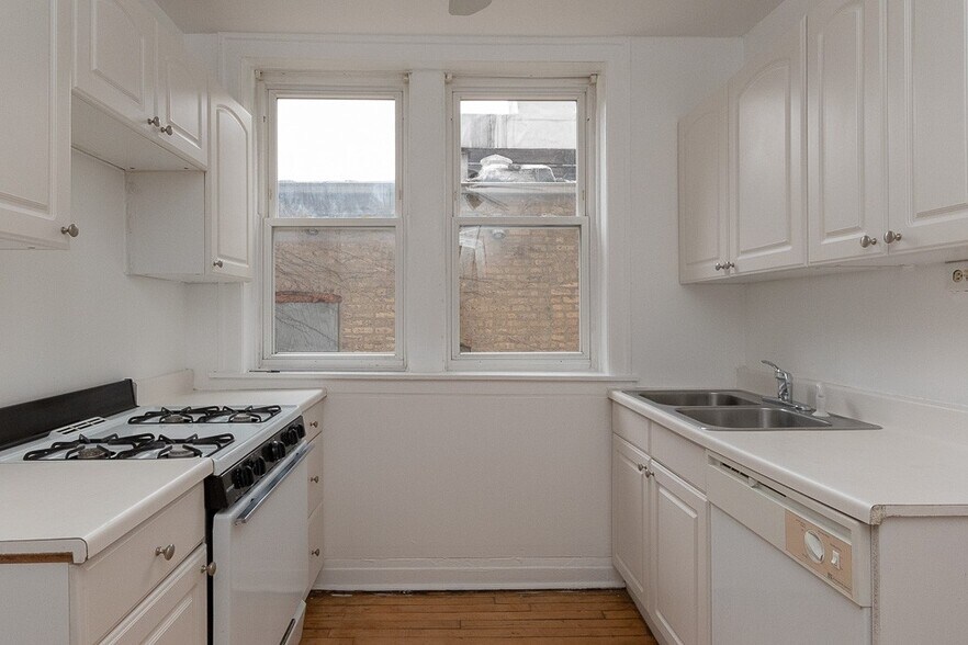 Building Photo - 4409 N Kenneth Ave