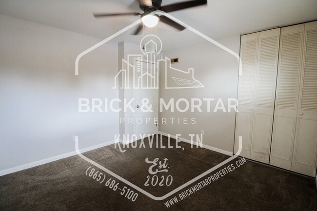 Building Photo - 511 S Cedar St