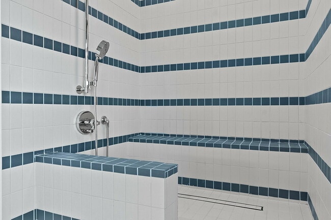 Building Photo - 610 Davis St