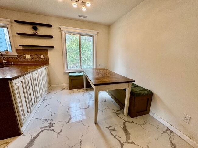 Building Photo - Stylish 3Bed/2.5Ba Daly City Home with Mod...