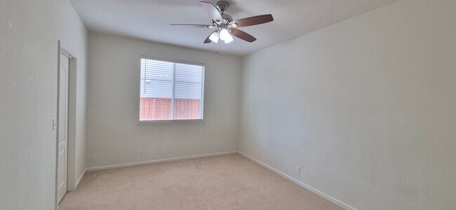 Building Photo - 2080 Mariposa Dr