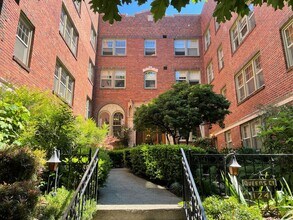 Building Photo - Queens Court Large Charming 1 Bedroom Available Now! Highly Desirable Queen Anne Location