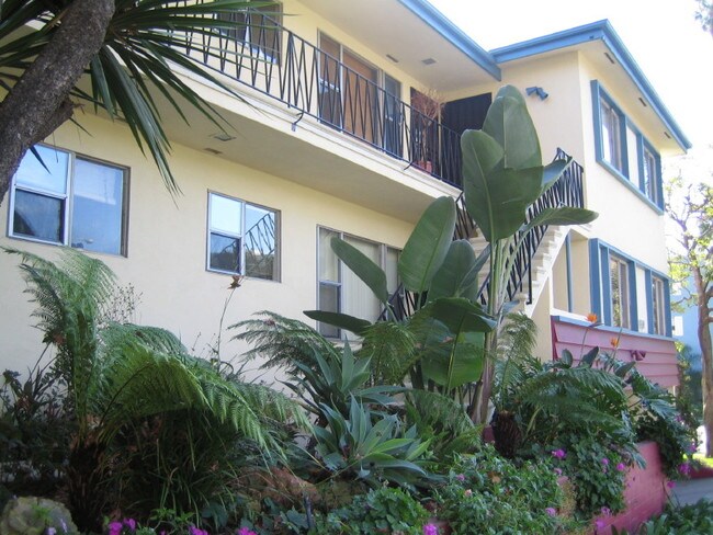 Primary Photo - 402 Montana Ave in Santa Monica - 4 blocks...