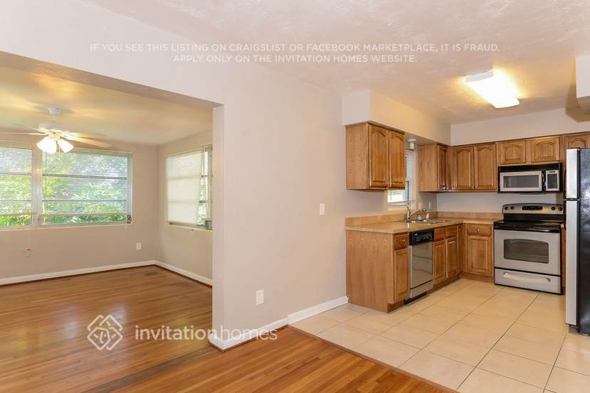 Building Photo - 2359 Eastwood Dr