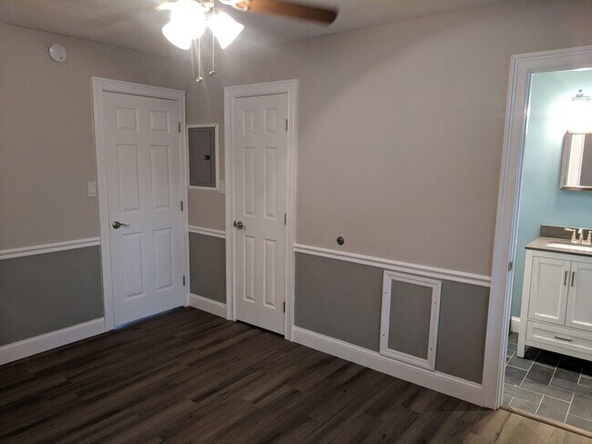 Building Photo - Gorgeous  1BR Condo Near UTK | Parking, On-site Laundry