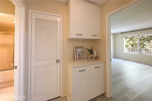 Building Photo - 5 Elmbrook