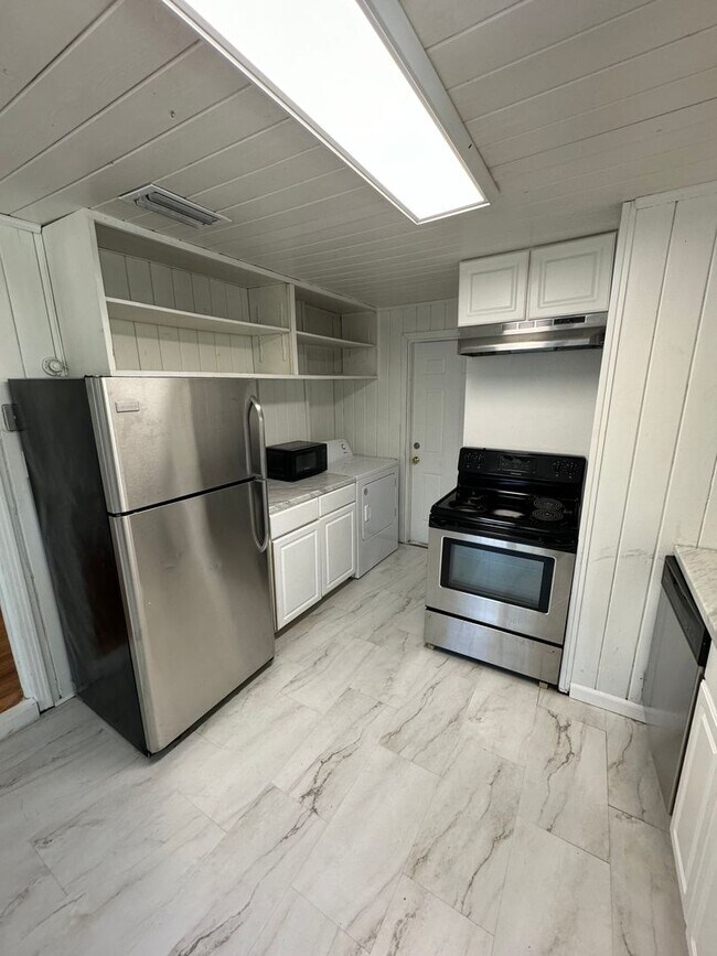 Building Photo - RENT REDUCED! & $1000 OFF 1st Mo. Rent - 3B/2.5B Home + 2 Flex Rooms –  One Block from FSU Stadium