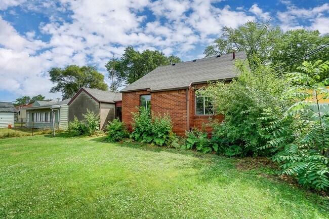 Building Photo - 347 Darrow Ave