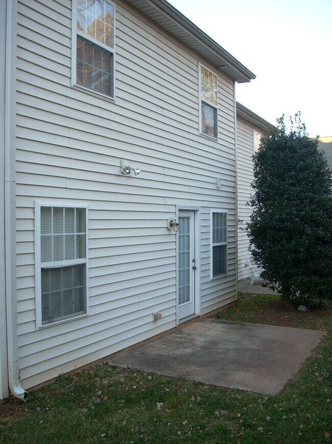 Building Photo - 141 Springwood Ln