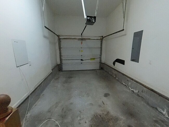 Building Photo - 3 Bedrooms, 2.5 Bathrooms Waterfront Townhouse