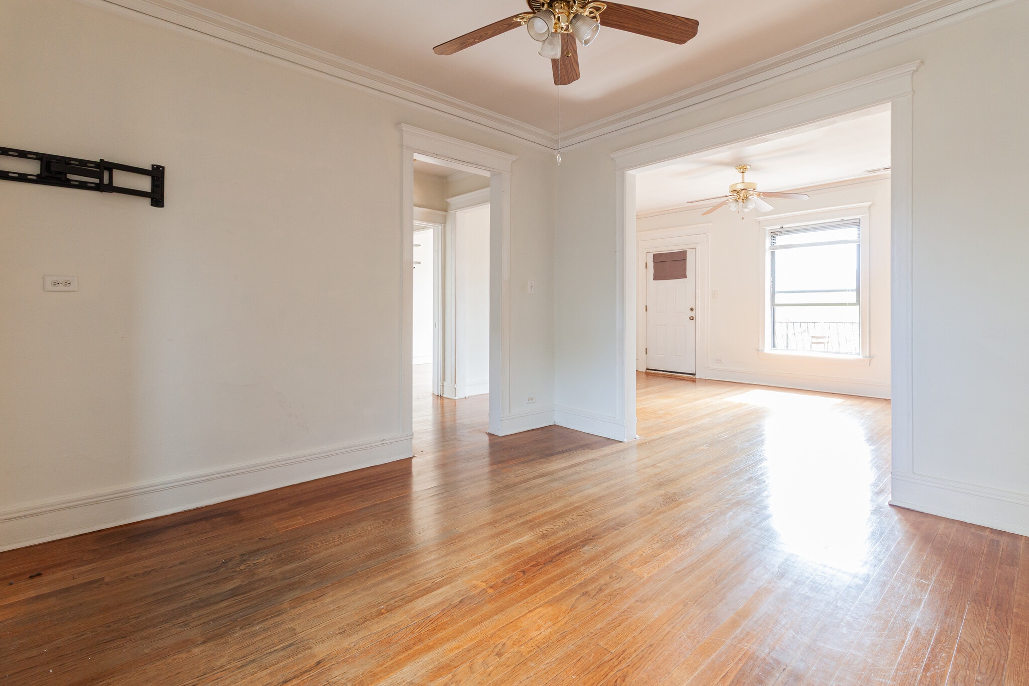 Building Photo - 910 W Belle Plaine Ave