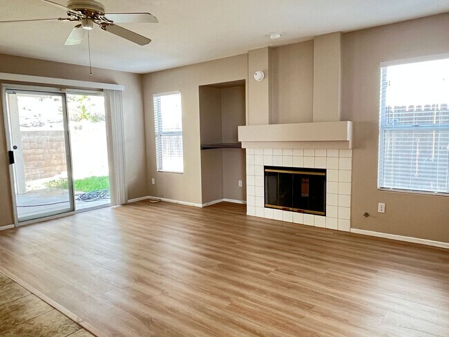 Building Photo - Large 4 bedroom home in Orangecrest for rent!