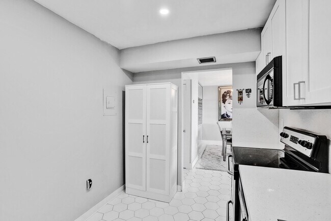 Building Photo - 3701 N Country Club Dr