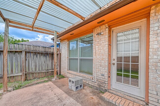 Building Photo - 2102 Creekshire Dr