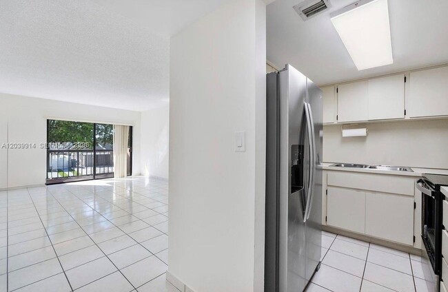 Building Photo - 995 SW 84th Ave