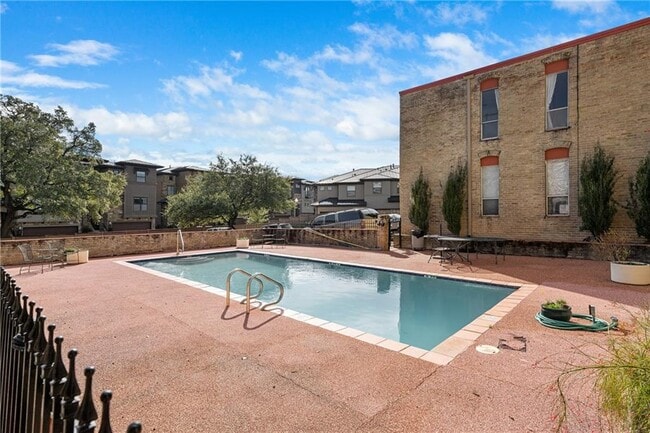 Building Photo - 3431 N Hills Dr