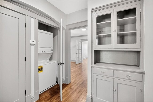 Building Photo - Pizza Prynce