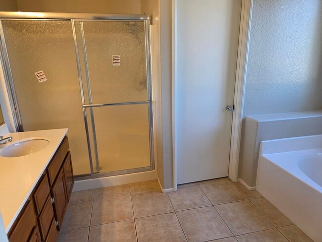 Building Photo - 4 Bedroom Home in Paloma del Sol. Fresh Pa...