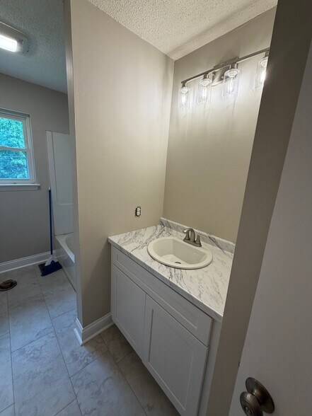 Building Photo - 607 Mountain Wood Dr