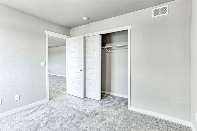 Building Photo - 3 Bedroom 3 Bath home in Raindance