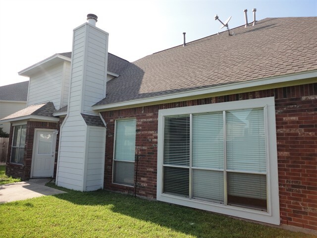 Building Photo - 17927 Scenic Oaks Dr