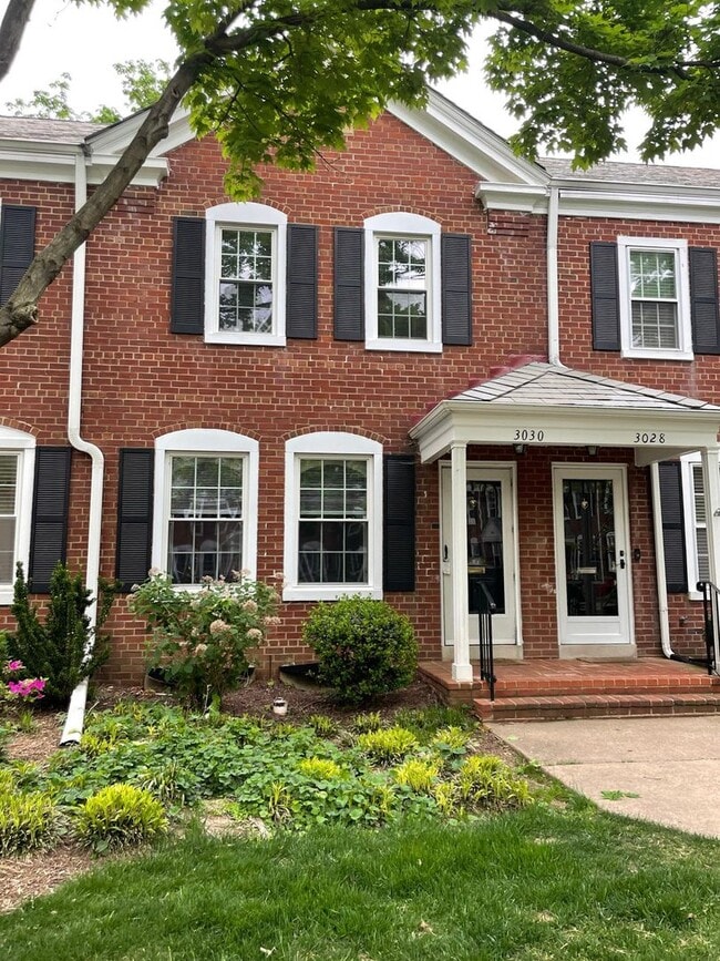 Building Photo - Gorgeous 2 Bed 2 Bath Interior Townhome In Desired Fairlington Villages