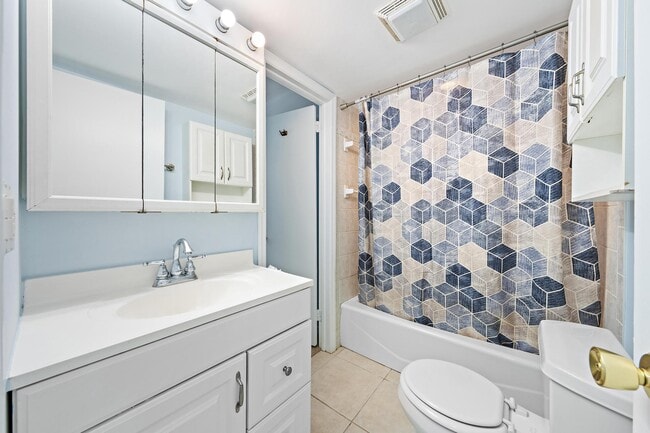 Building Photo - 400 Wilma Cir