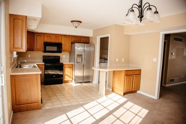 Building Photo - 465 Sunday Dr