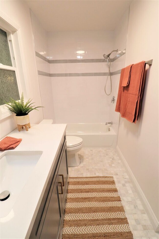 Building Photo - 1230 N Hollywood Way