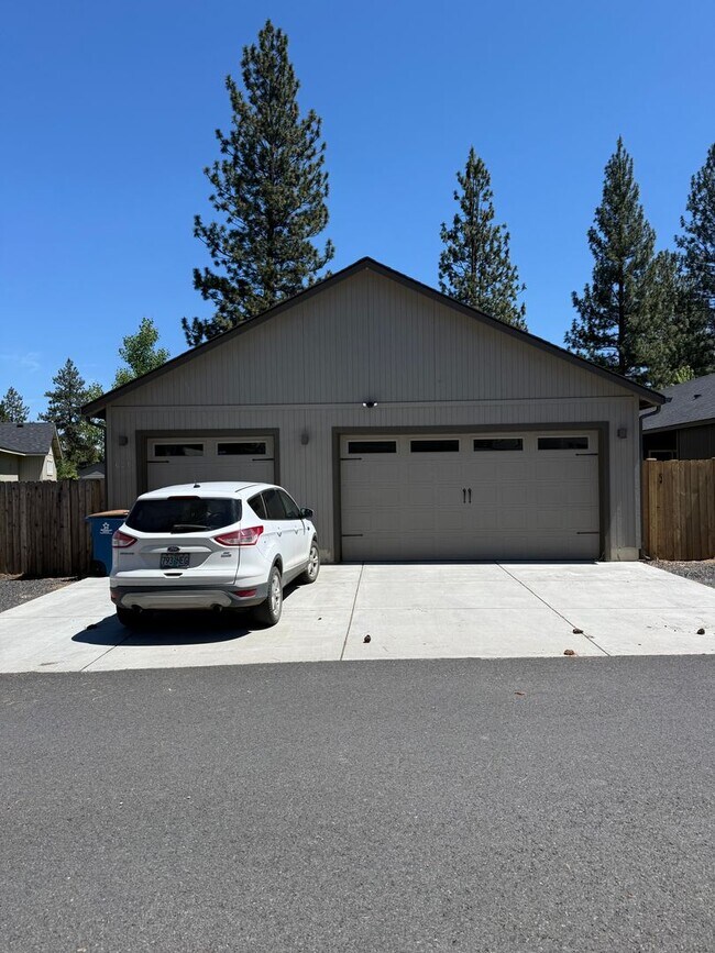 Building Photo - Beautiful 4-bdr with Bonus Loft and 3-car garage in Sisters!