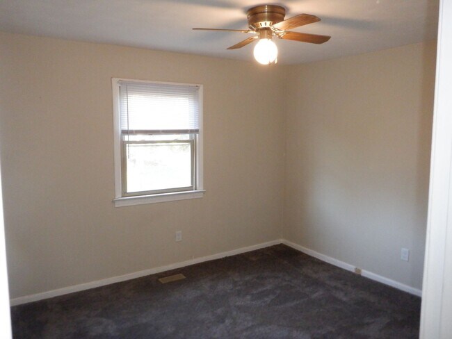 Building Photo - Downs1345-1347