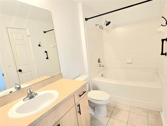 Building Photo - 533 NE 3rd Ave