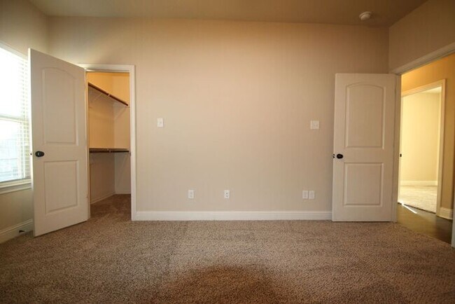 Building Photo - Coming soon: upgraded 3BD/2BA duplex near Camp Bowie & Downtown FW