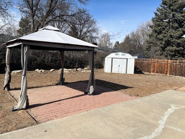 Building Photo - Lovely 5-bedroom, 2-1/2 bath home.  Centrally-located in Longmont with convenient access to shopp...