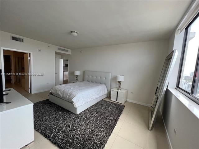 Building Photo - 999 SW 1st Ave