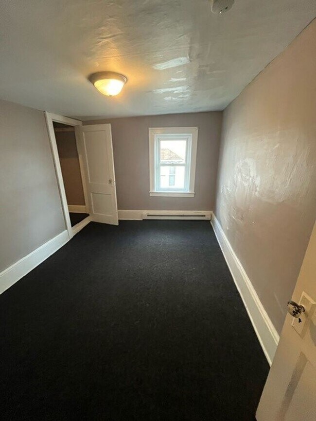 Building Photo - 4 Bedroom 1 Bath